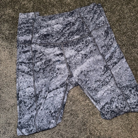 Lululemon leggings with pockets - Picture 2 of 6